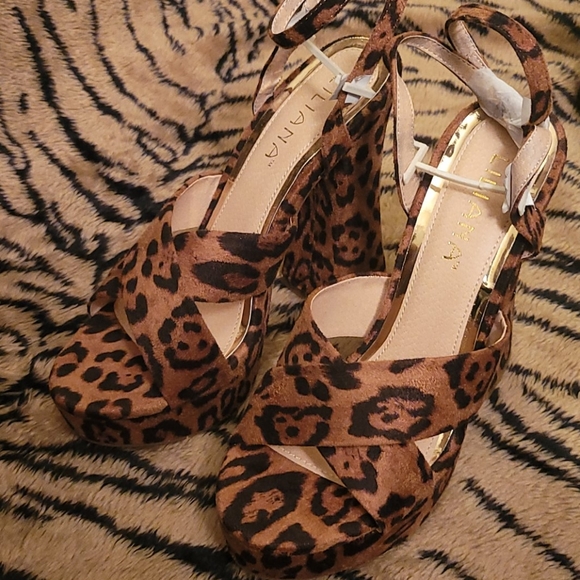 Liliana Leopard Print Platform Heels - Picture 5 of 7